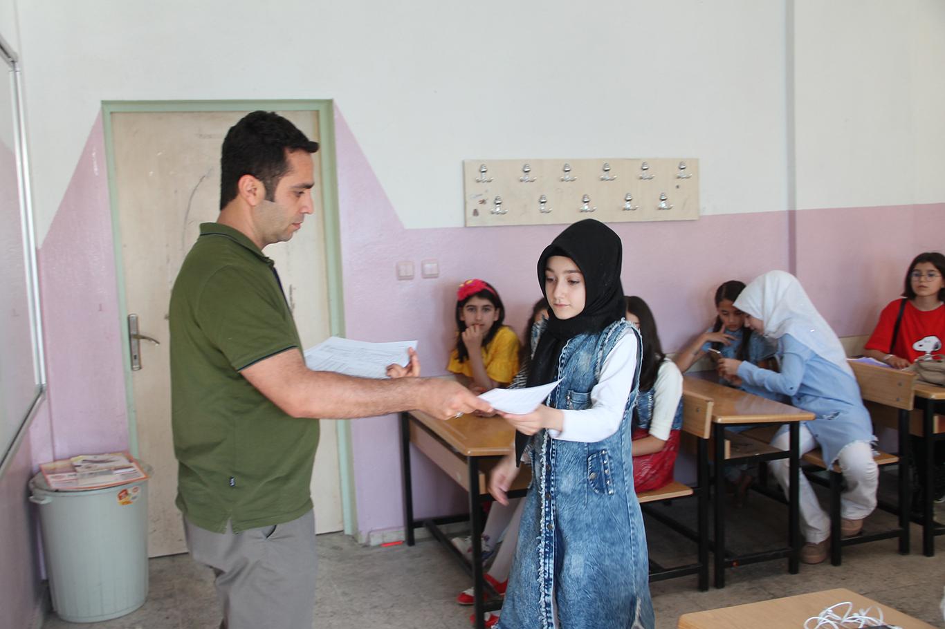 Mardin'de 250 bin öğrenci karne heyecanı yaşadı